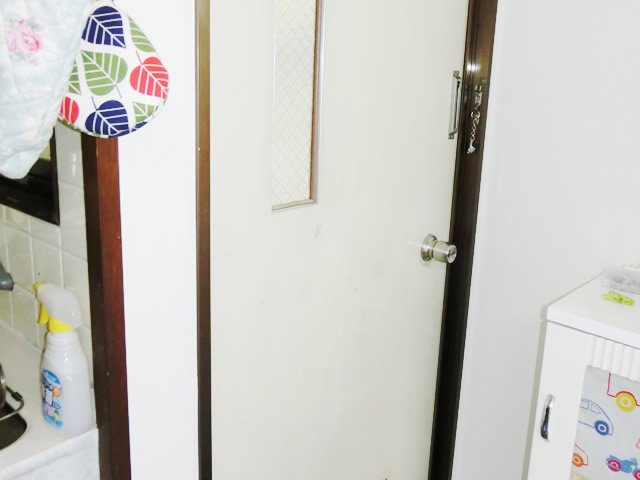 勝手口ドアへの防犯対策　補助錠取付工事　施工事例　名古屋市千種区